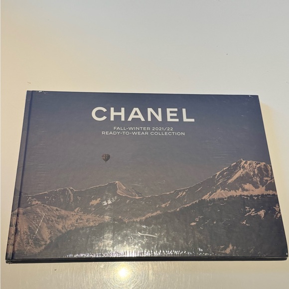 Chanel Fall-Winter 2021/22 Ready-to-wear Catalog Collection book SEALED - Picture 1 of 7